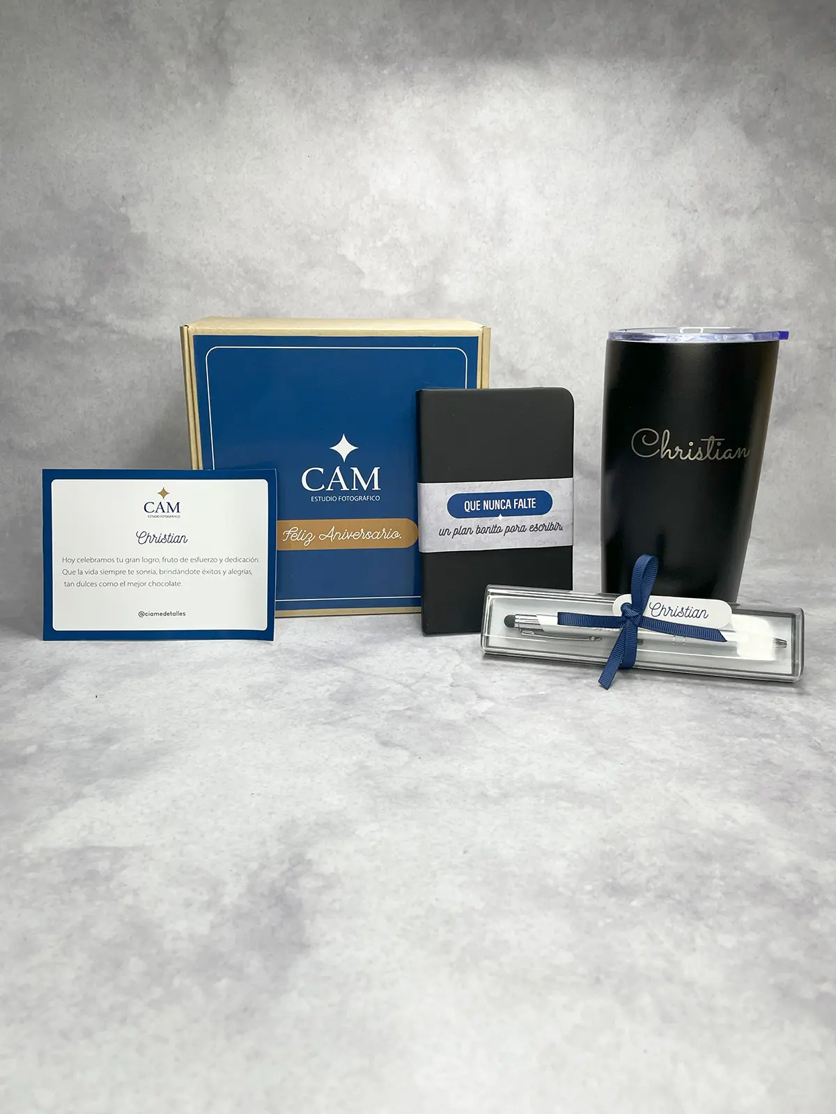 Regalo corporativo con vaso térmico grabado láser, libreta personalizada y lapicero metálico