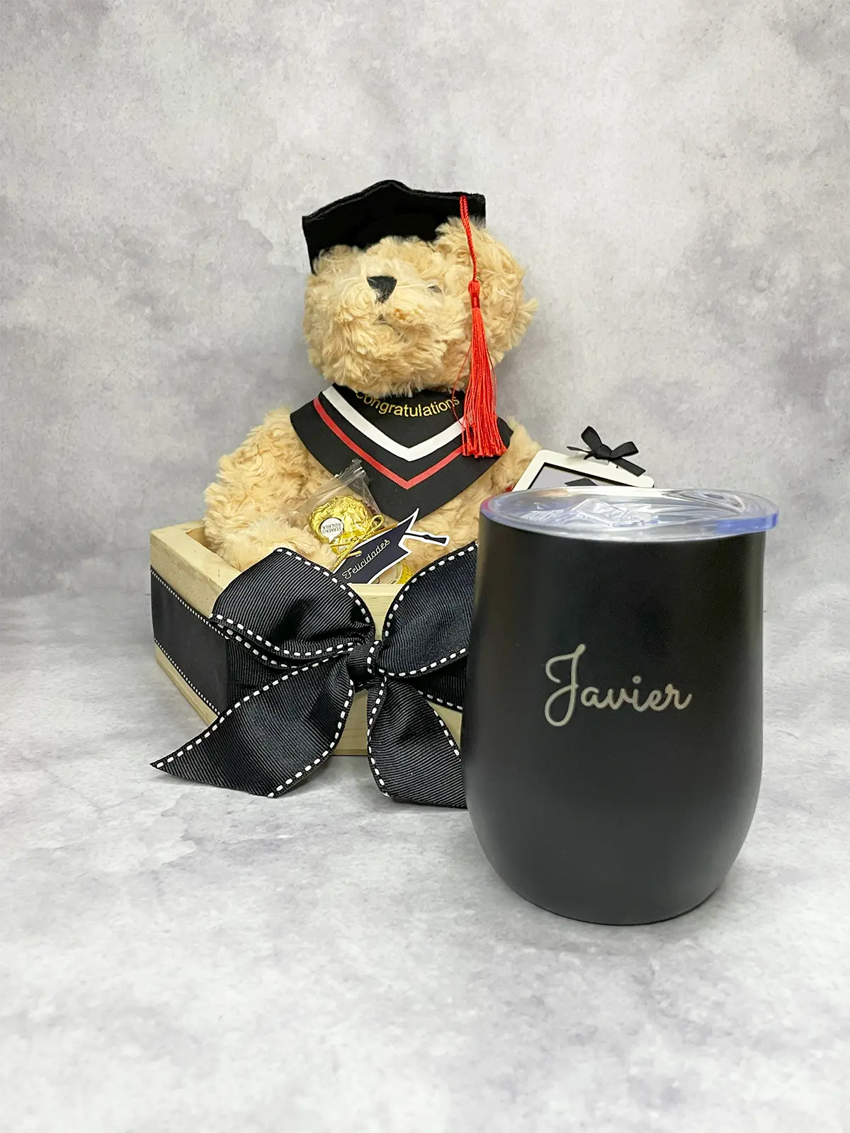 Regalo de graduación con oso peluche graduado, vaso mug grabado láser, portafoto MDF, chocolate Ferrero Rocher
