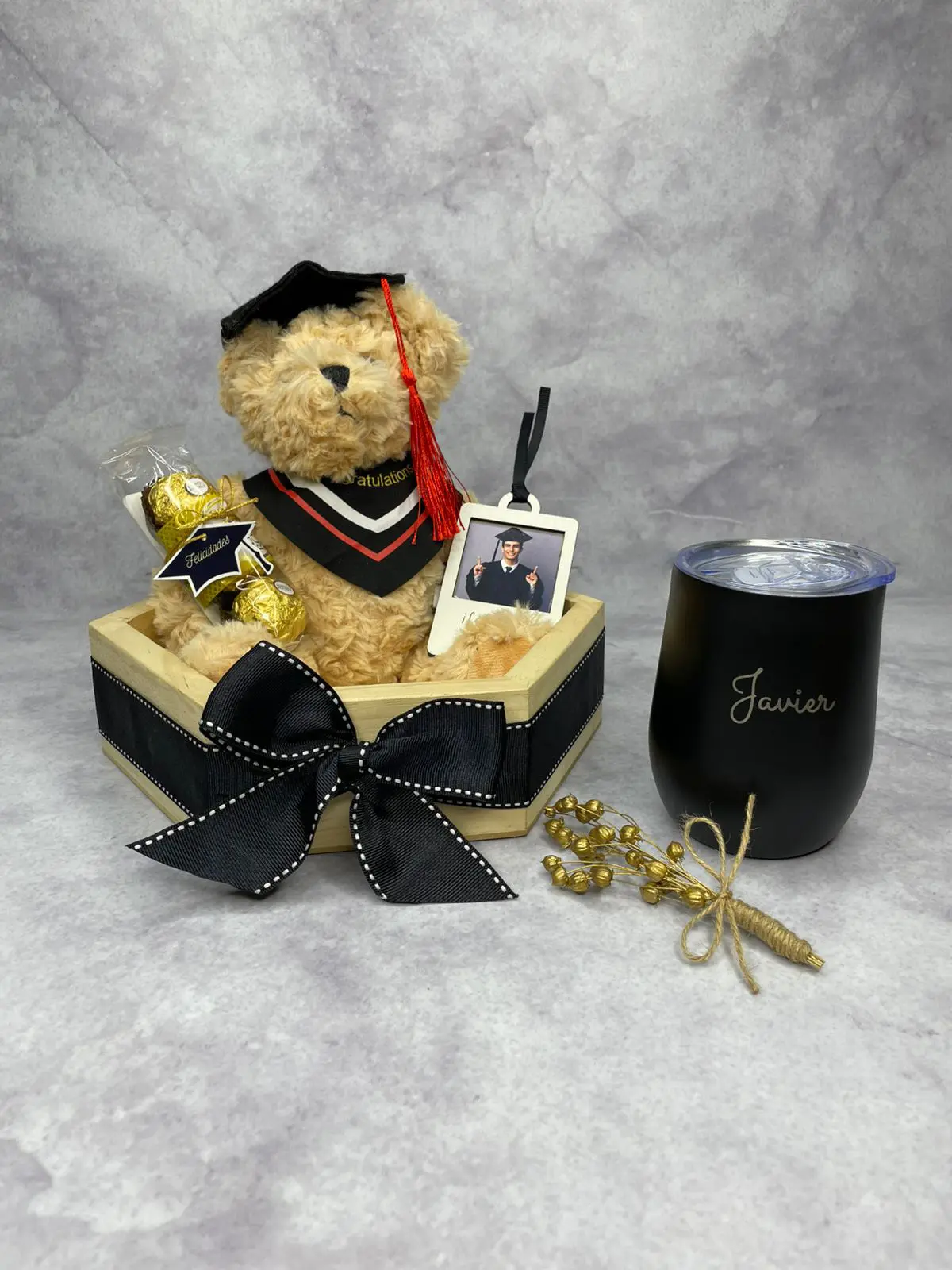 Regalo de graduación con oso peluche graduado, vaso mug grabado láser, portafoto MDF, chocolate Ferrero Rocher